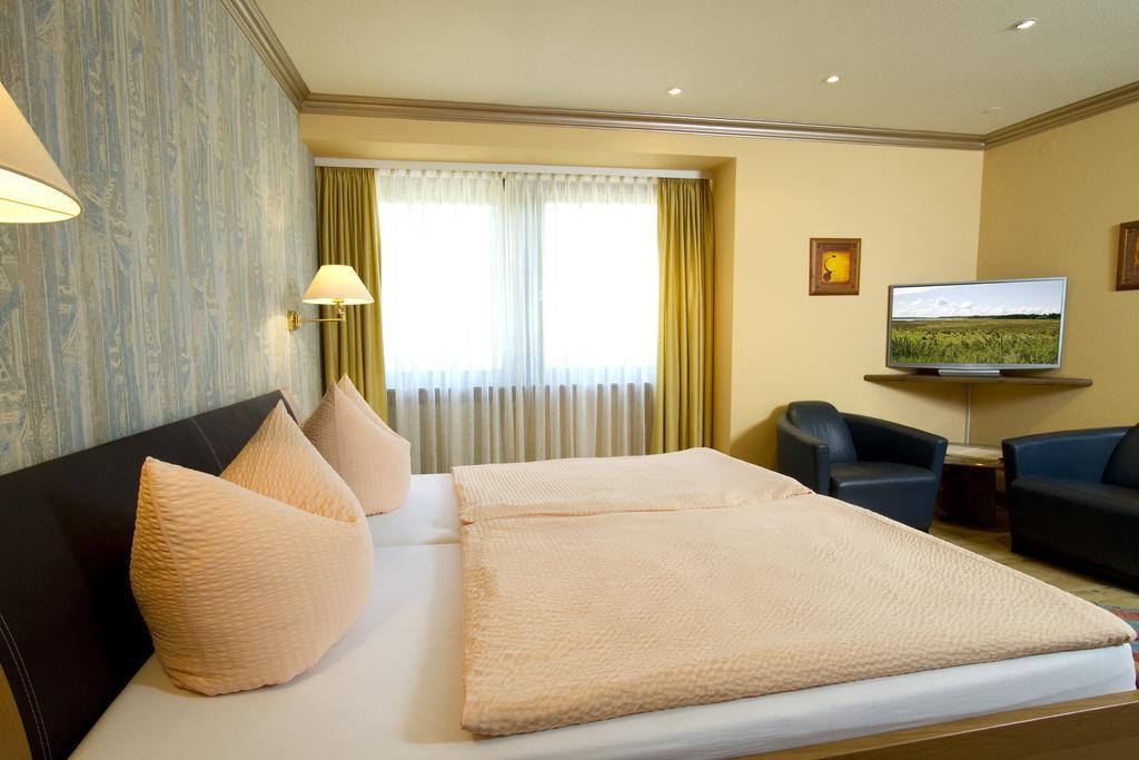 Gaestehaus Hebinger Am Schlosspark Deidesheim Room photo