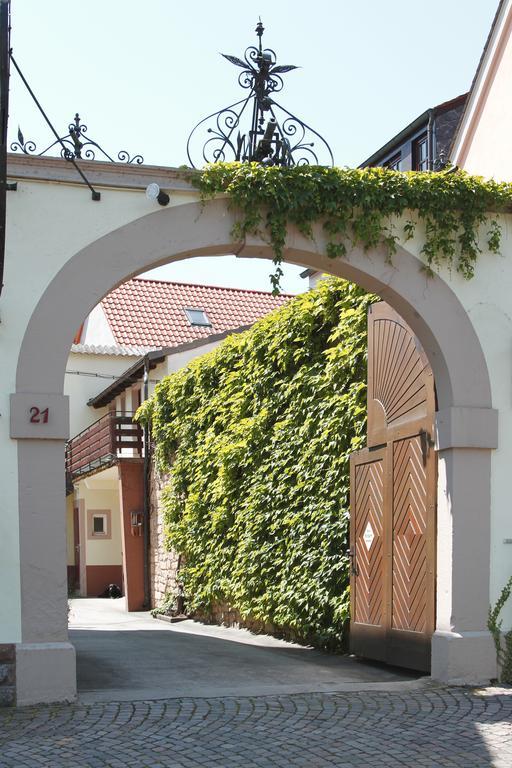 Gaestehaus Hebinger Am Schlosspark Deidesheim Exterior photo